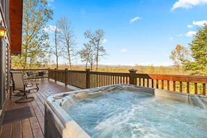 Terrace/patio - Alpen Rose in Lansing, NC: Cozy 3-bedroom cabin retreat, perfect for 8! (Lansing)