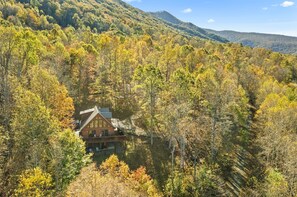Exterior - Alpen Rose in Lansing, NC: Cozy 3-bedroom cabin retreat, perfect for 8! (Lansing)