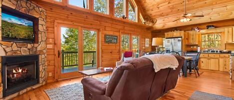 Televisión, chimenea, reproductor de DVD y futbolito