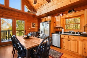 Dining - Alpen Rose in Lansing, NC: Cozy 3-bedroom cabin retreat, perfect for 8! (Lansing)