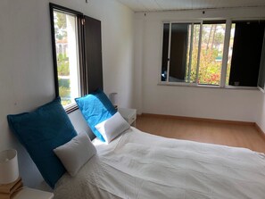4 bedrooms, iron/ironing board, WiFi, bed sheets