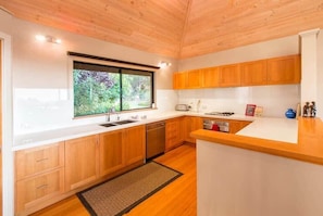 Wasserkocher mit Kaffee-/Teezubehör, Kühlschrank, Mikrowelle, Ofen