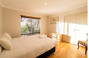 4 chambres, fer et planche à repasser, Wi-Fi, literie fournie