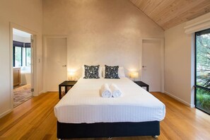 4 bedrooms, iron/ironing board, WiFi, bed sheets