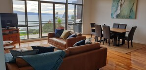 Smart TV, video games, DVD player, books - Lorne Penthouse - water views (Lorne)