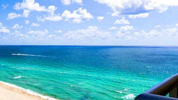 Plage, chaises longues, serviettes de plage