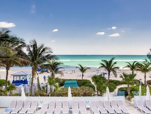 Plage, chaises longues, serviettes de plage