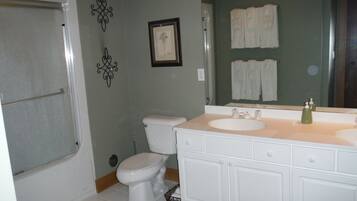 Combined shower/bathtub, jetted bath, towels