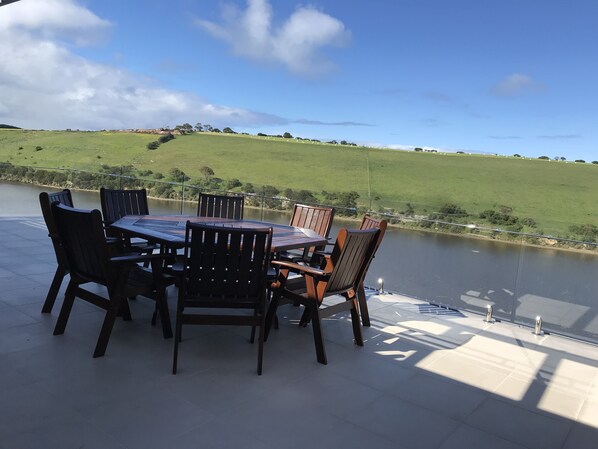 Outdoor dining - RIVERVIEW HEIGHTS Large/small Group Accommodation (Warrnambool)