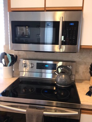 Refrigerador, microondas, horno y parrilla de estufa
