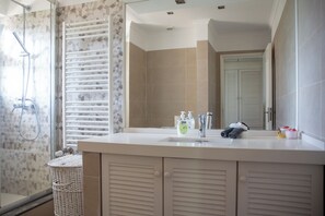 Haartrockner, Handtücher, Seife, Shampoo