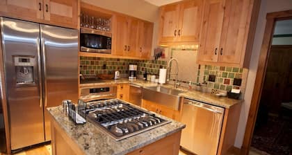 Uusi 2 mh Penthouse Condo by Gondola - Hot Tub, höyrysuihku, 50 "TV: n, WiFi, A / C