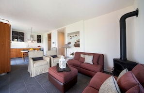 TV, DVD player, books, stereo