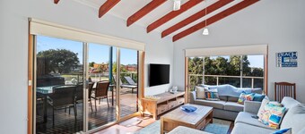 Torquay Family Getaway - Perfect for couples, families & dogs! 400m to beach