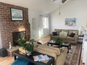 Smart TV, fireplace, DVD player, books - SEPT SALE - Outstanding property! Great reviews,easy walk to beach & dining (Sea Isle CIty)