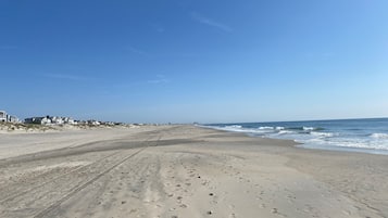 Vlak bij het strand, ligstoelen aan het strand