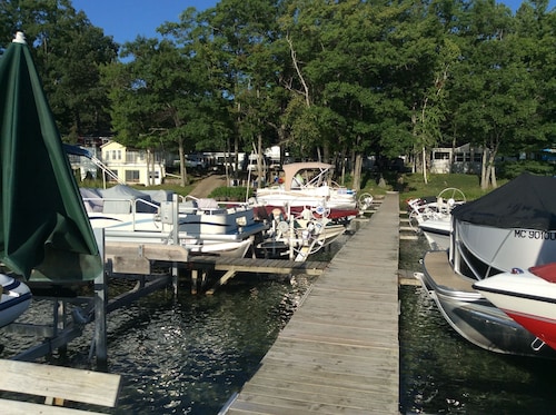Cozy Yellow Lakefront Cottage 