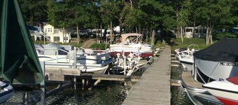 Cozy Yellow Lakefront Cottage 