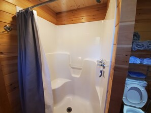 Dusche, Haartrockner, Handtücher, Seife