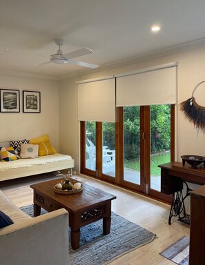 Smart-TV, peis, DVD-spiller og bøker