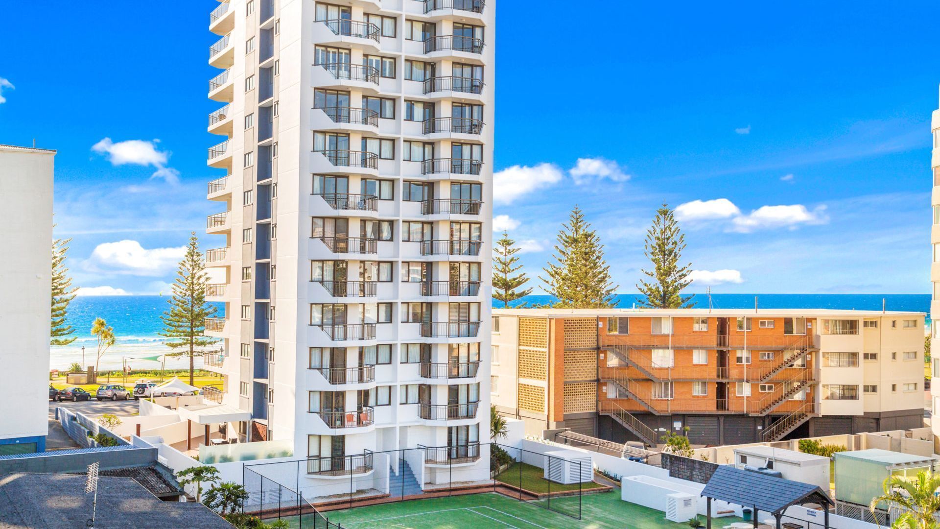 Eden Apartments Unit 501 Modern 2 bedroom apartment easy walk to Greenmount Beach and Rainbow Bay