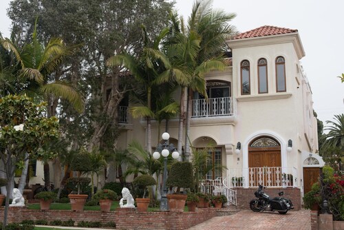 WALKING DISTANCE FROM FIVE STAR RESTURANTS!!