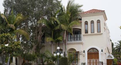 WALKING DISTANCE FROM FIVE STAR RESTURANTS!!