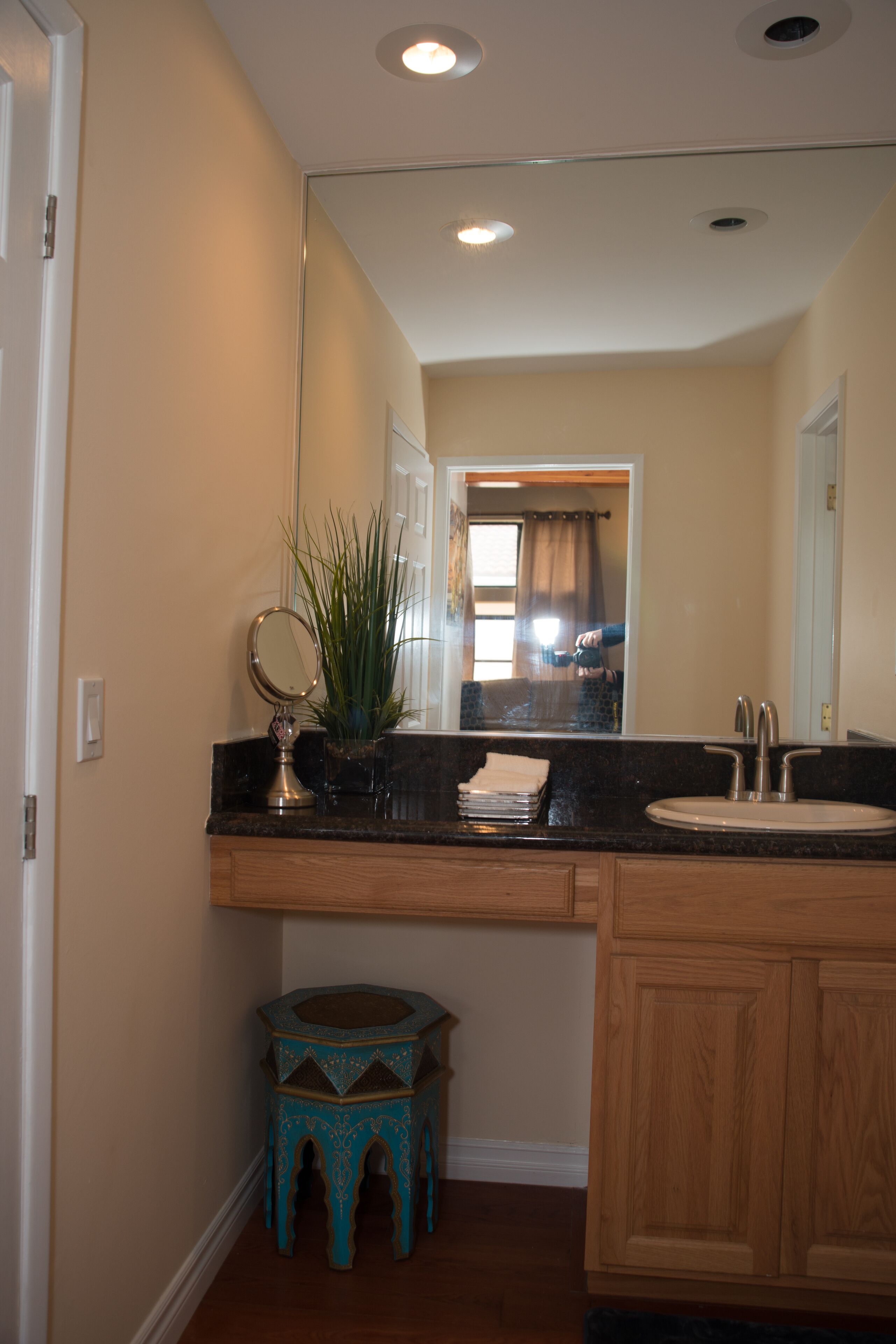 WALKING DISTANCE FROM FIVE STAR RESTURANTS!!