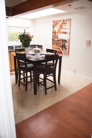 Dining - WALKING DISTANCE FROM FIVE STAR RESTURANTS!! (Santa Monica)