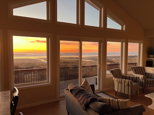 Oceanfront Beach House-Nestled on the N. Beach of the Washington Coast