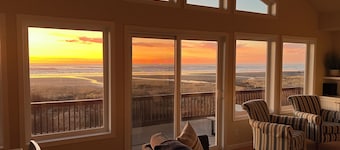 Oceanfront Beach House-Nestled on the N. Beach of the Washington Coast