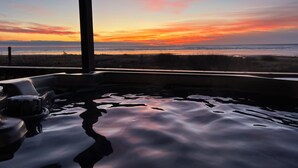 A hot tub with a view of the beach and sunset. - Oceanfront Beach House-Nestled on the N. Beach of the Washington Coast (Moclips)