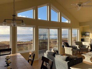 Smart TV, fireplace, DVD player, table tennis - Oceanfront Beach House-Nestled on the N. Beach of the Washington Coast (Moclips)