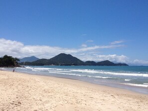 Nära stranden och solstolar