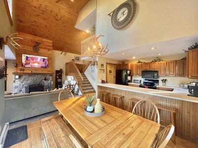 Luxurious, Secluded, Ski Chalet, w/ Country Decor & Hot Tub Near Okemo