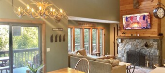 Luxe, afgelegen, ski-chalet, w / Country Decor & Hot Tub in de buurt van Okemo