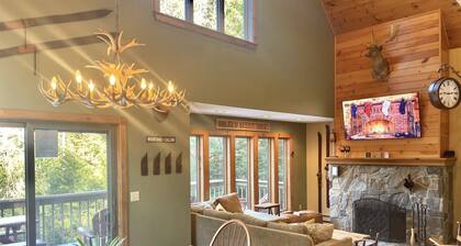 Luxurious, Secluded, Ski Chalet, w/ Country Decor & Hot Tub Near Okemo