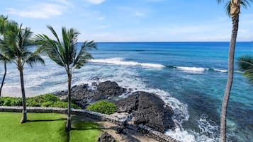 En la playa, camastros y toallas de playa