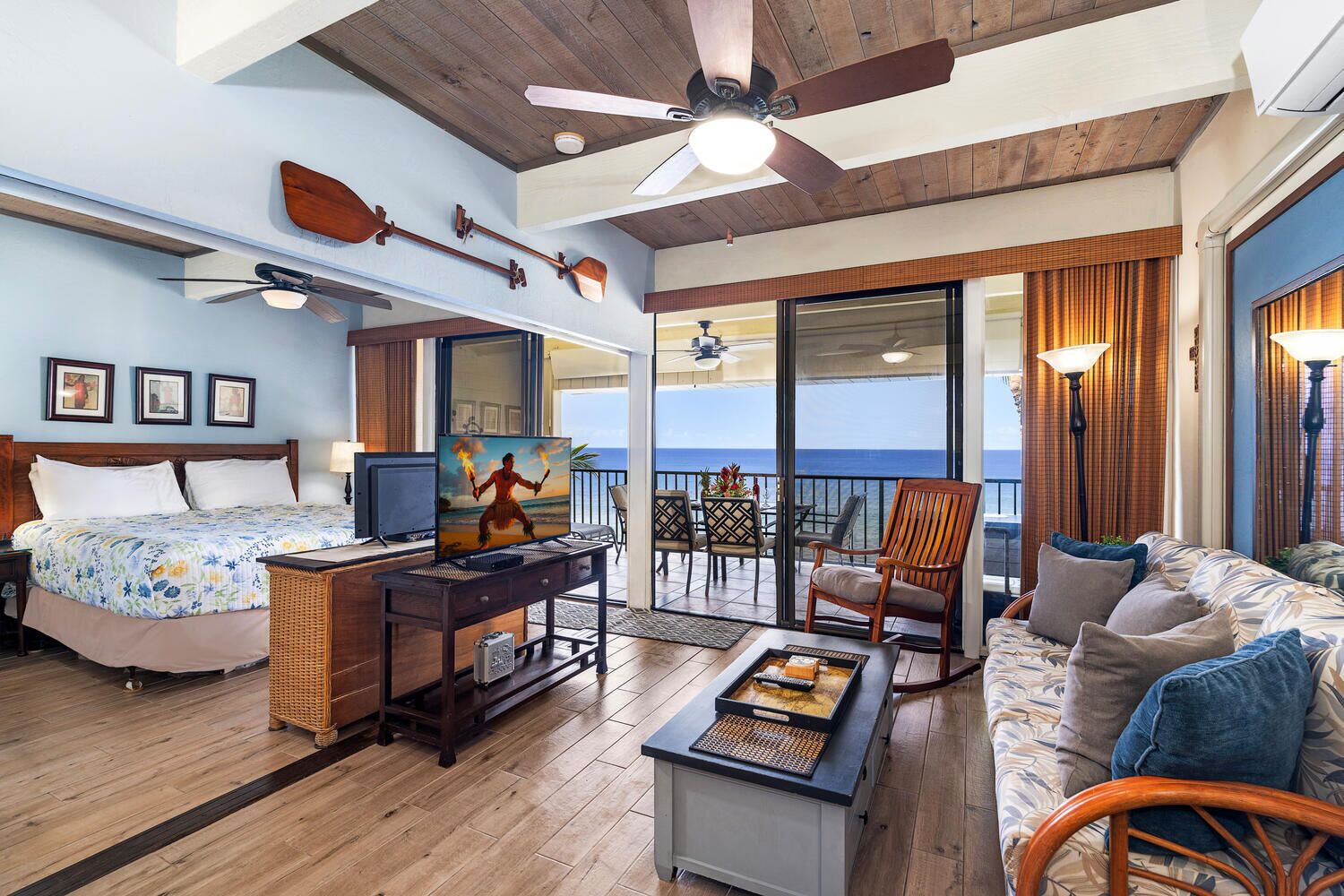 2 makuuhuonetta, tallelokero huoneessa, työpöytä, silitysrauta/-lauta