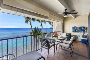 Outdoor dining - Kona Oceanfront Penthouse Condo: Remodeled, AC, Crashing Waves, Sunsets, Turtles (Kailua-Kona)