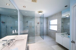 Combined shower/bathtub, hair dryer, towels, soap - Villa Tropica  - Near Grace Bay Beach - Newly Remodelled (Providenciales)