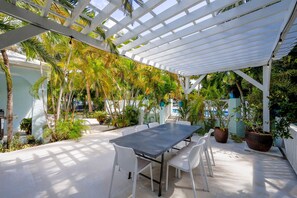 Outdoor dining - Villa Tropica  - Near Grace Bay Beach - Newly Remodelled (Providenciales)