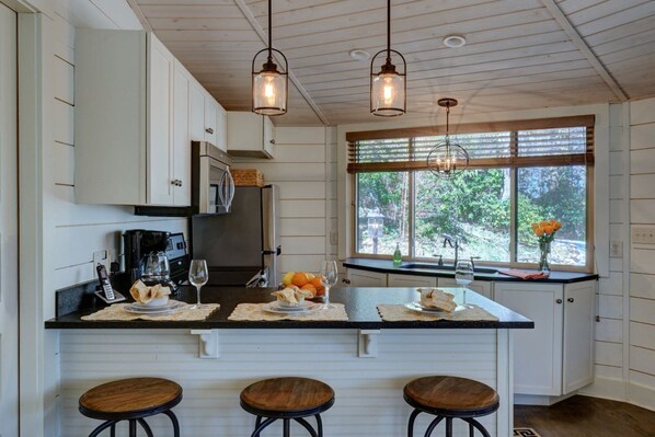 Jääkaappi, mikroaaltouuni, uuni, liesi