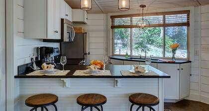 Old Farm Road Cottage | Adorable Cottage Walking Distance to the Ugly Dog Pub & Main Street