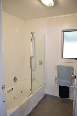 وحدات دش مع أحواض استحمام، مجففات شعر، مناشف، صابون