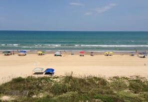 Plage, chaises longues, parasols, serviettes de plage