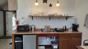 Mikroaaltouuni, liesi, kahvin-/teenkeitin, leivänpaahdin