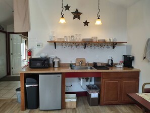 Microones, placa de cuina, cafetera i tetera i torradora 