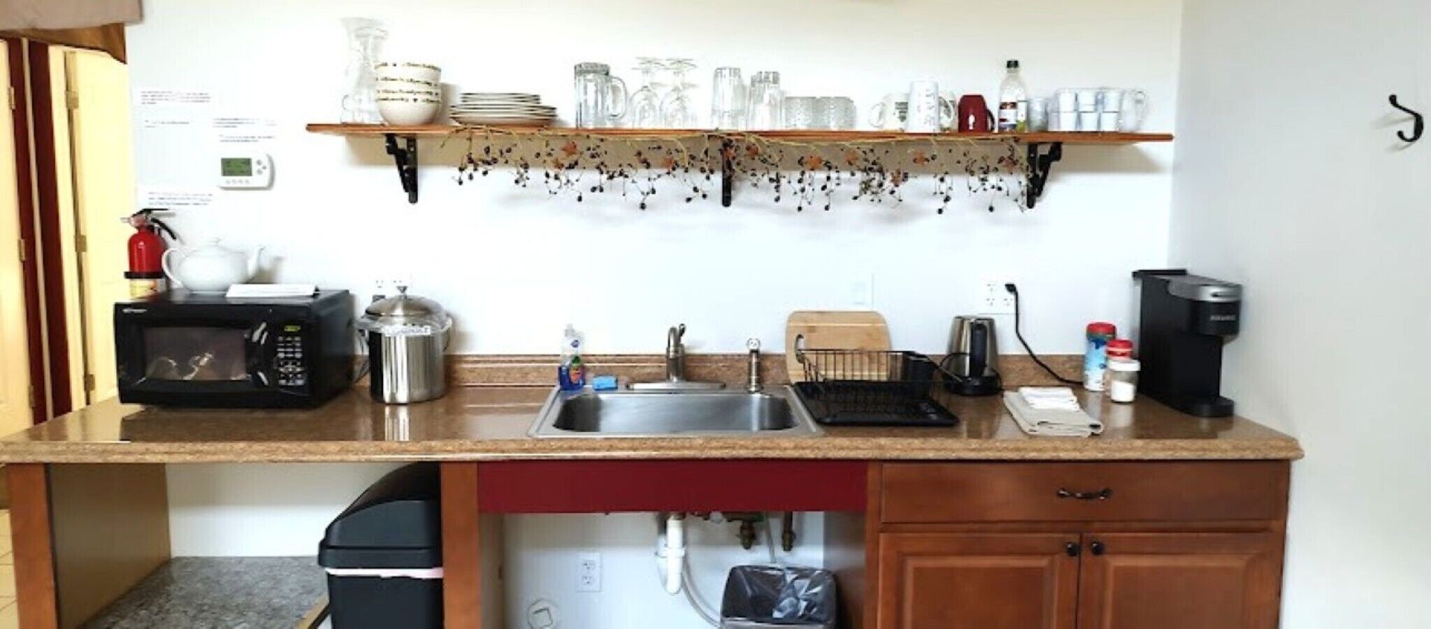 Four à micro-ondes, surface de cuisson, cafetière-théière, grille-pain