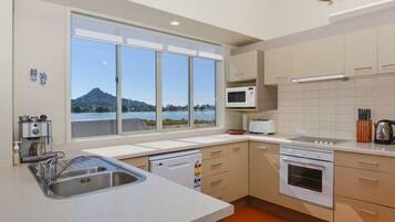 Een koelkast, een magnetron, een oven, een kookplaat